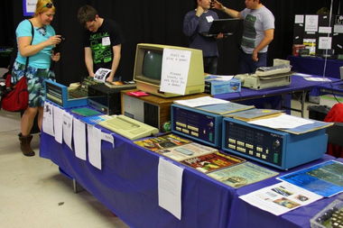 復(fù)古風(fēng)潮席卷美國(guó)計(jì)算機(jī)展，老款蘋(píng)果產(chǎn)品與新式維修服務(wù)同臺(tái)受捧